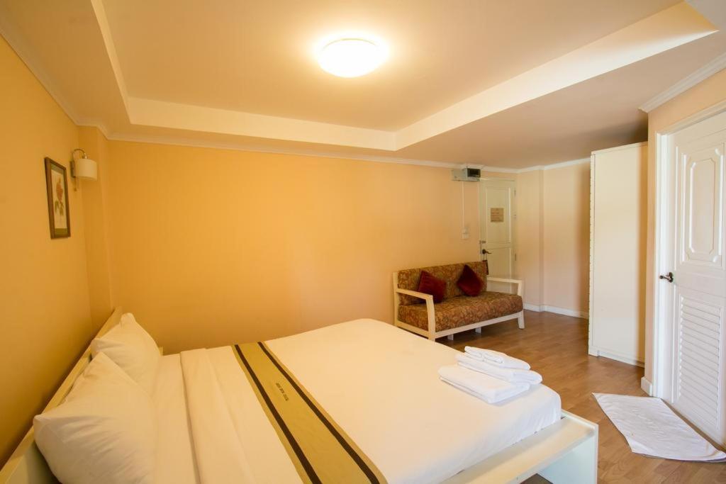 Triple Palms House Otel Chiang Mai Dış mekan fotoğraf